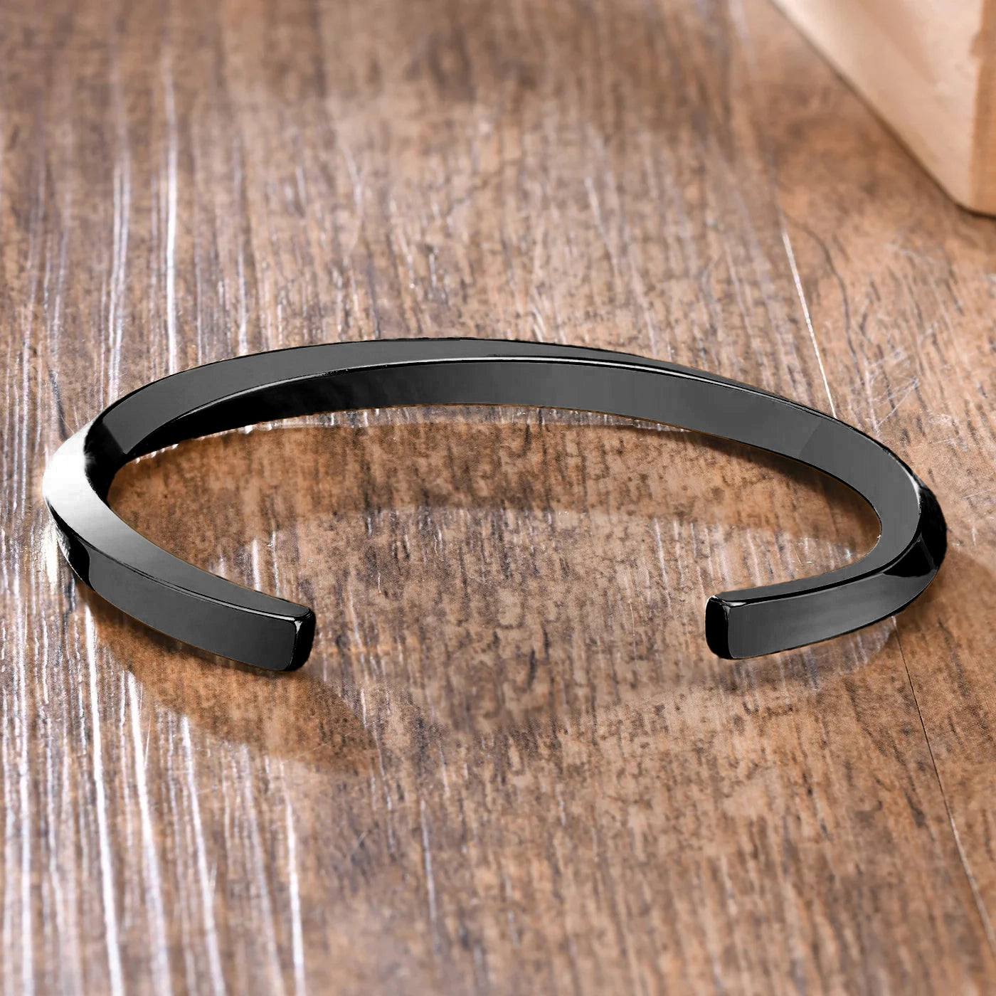 TWISTED CUFF - BLACK