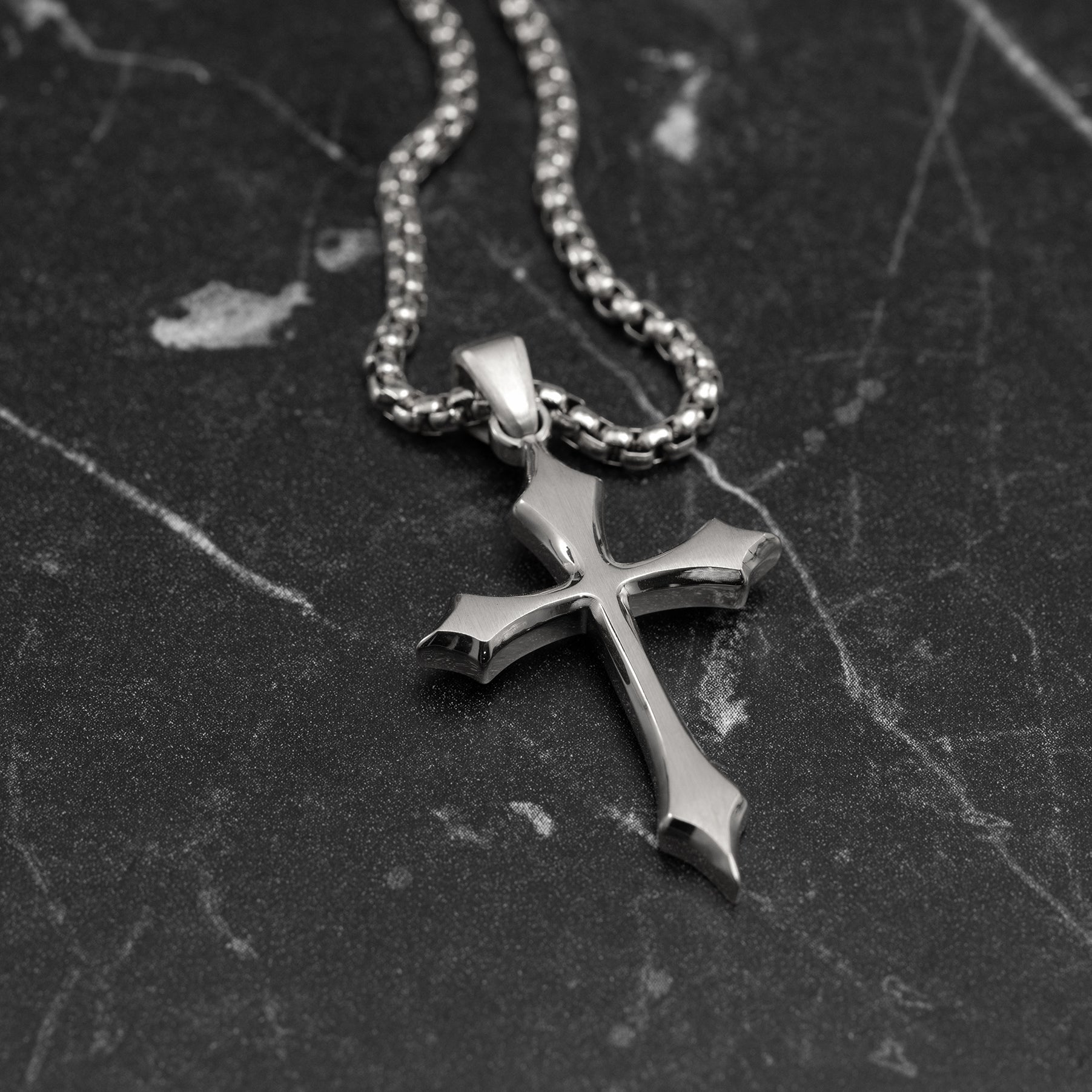 BRUSHED CROSS PENDANT - WHITE GOLD (38𝘮𝘮)