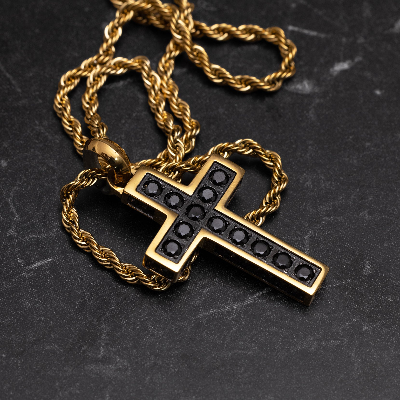 MINIMAL CROSS PENDANT - GOLD (35𝘮𝘮)