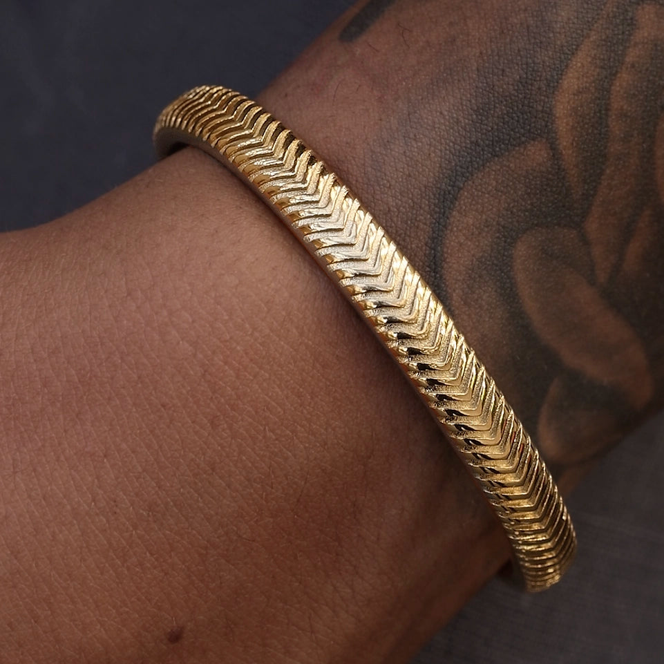 CHEVRON CUFF - GOLD