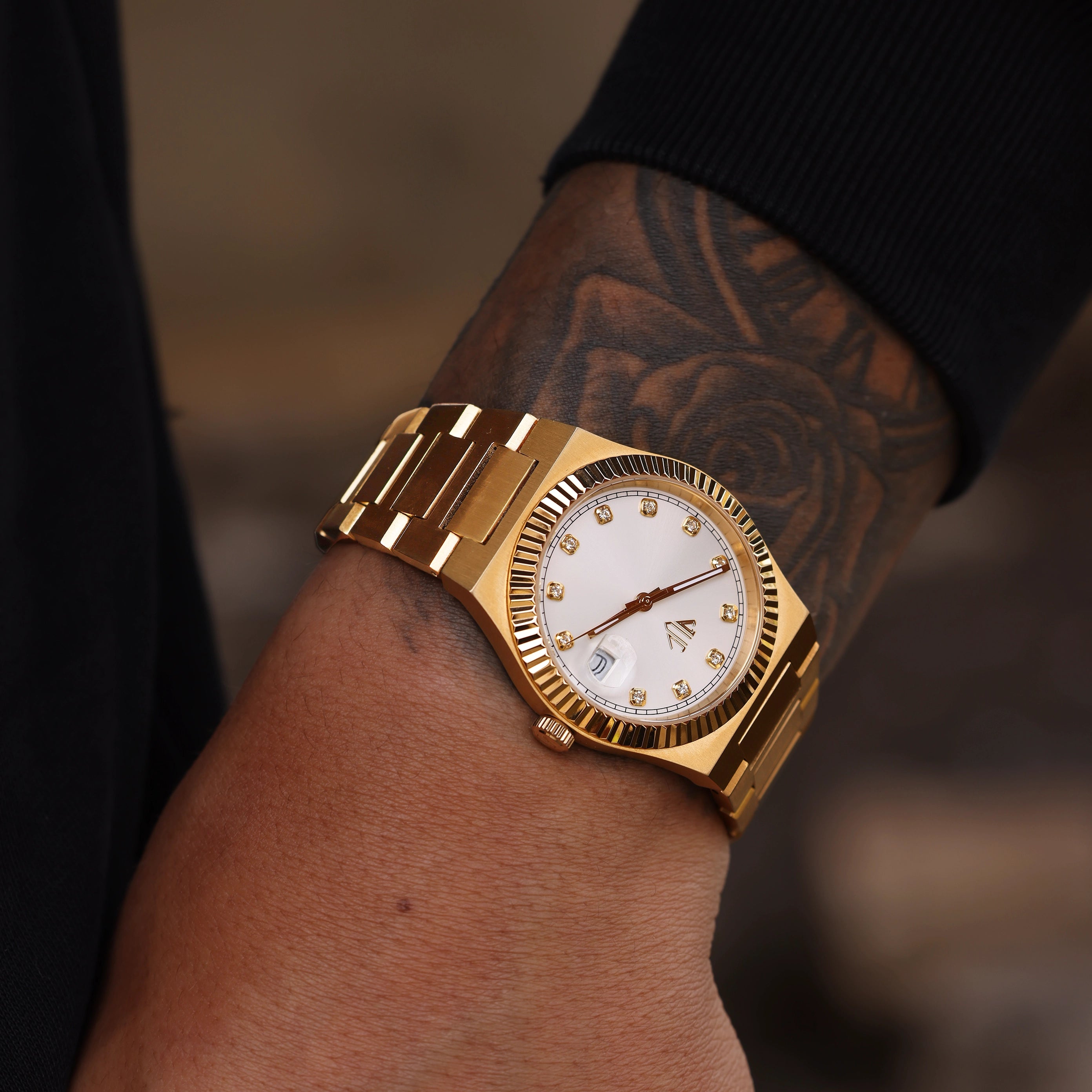 Premium Julivno royal watch featuring white zircon accents
land dweller rolex design inspired