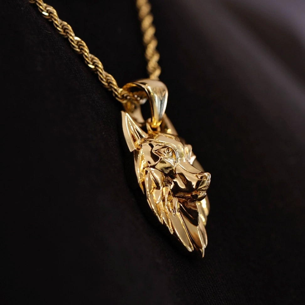 WOLF PENDANT - GOLD (34𝘮𝘮)