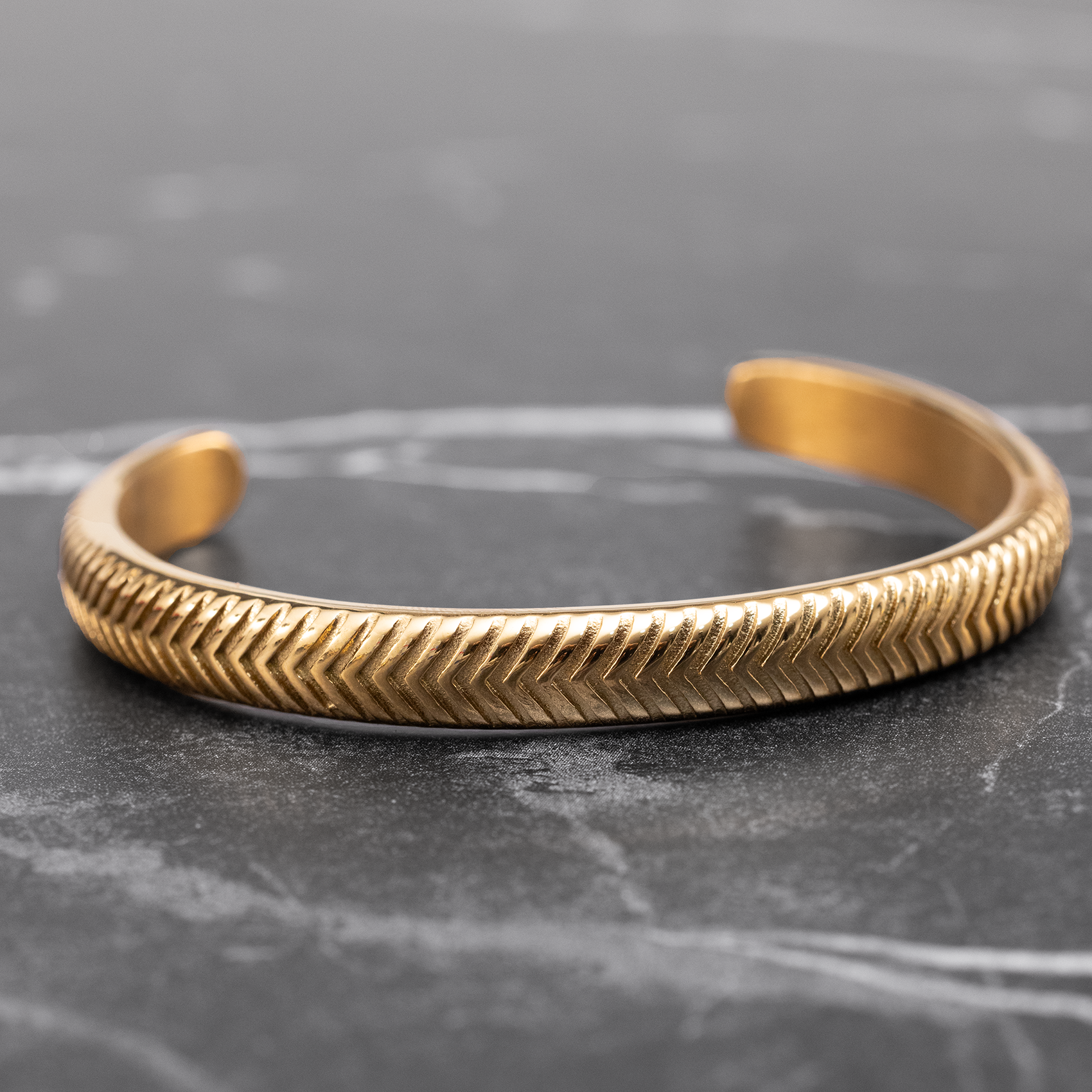 CHEVRON CUFF - GOLD