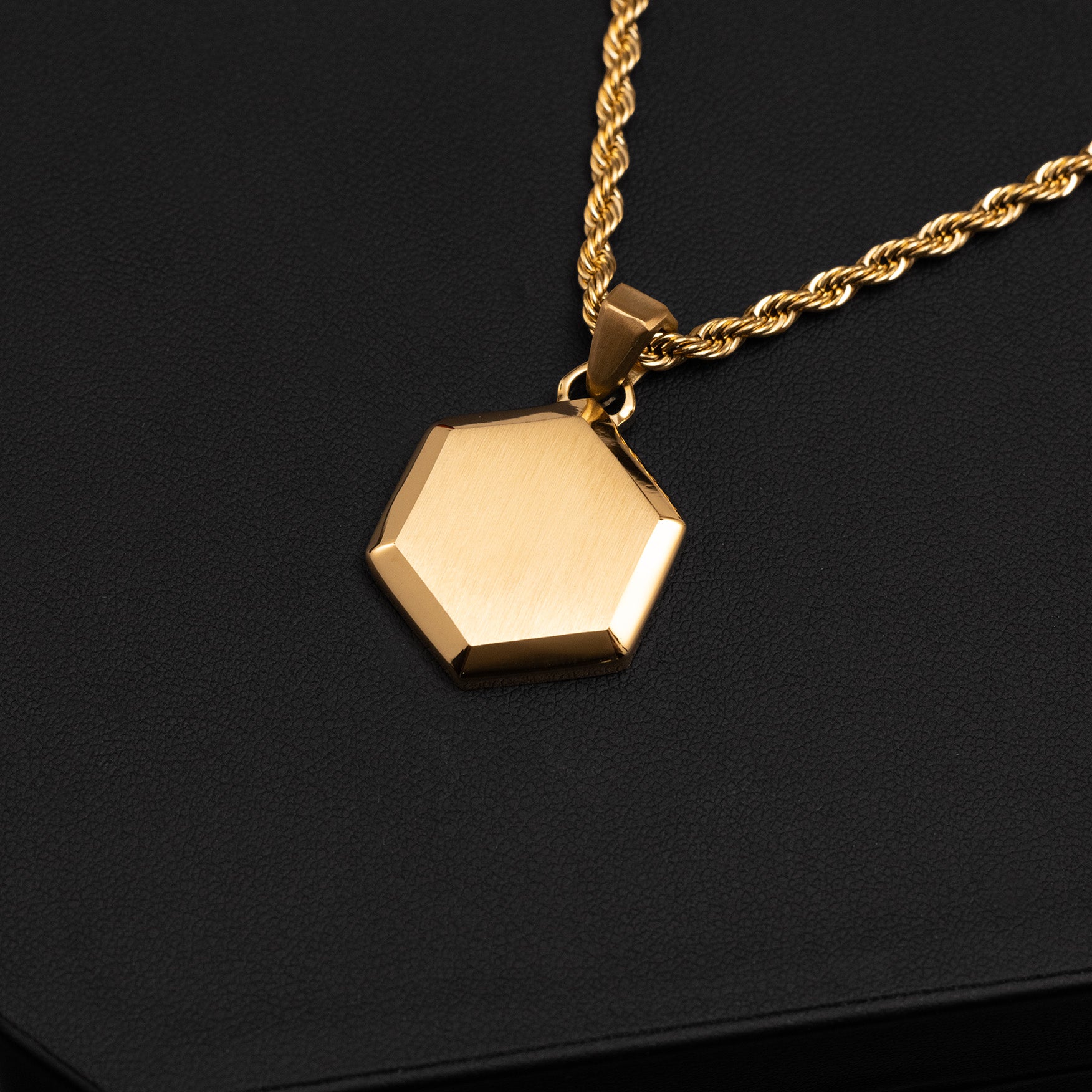 HEXAGON PENDANT - GOLD (26𝘮𝘮)