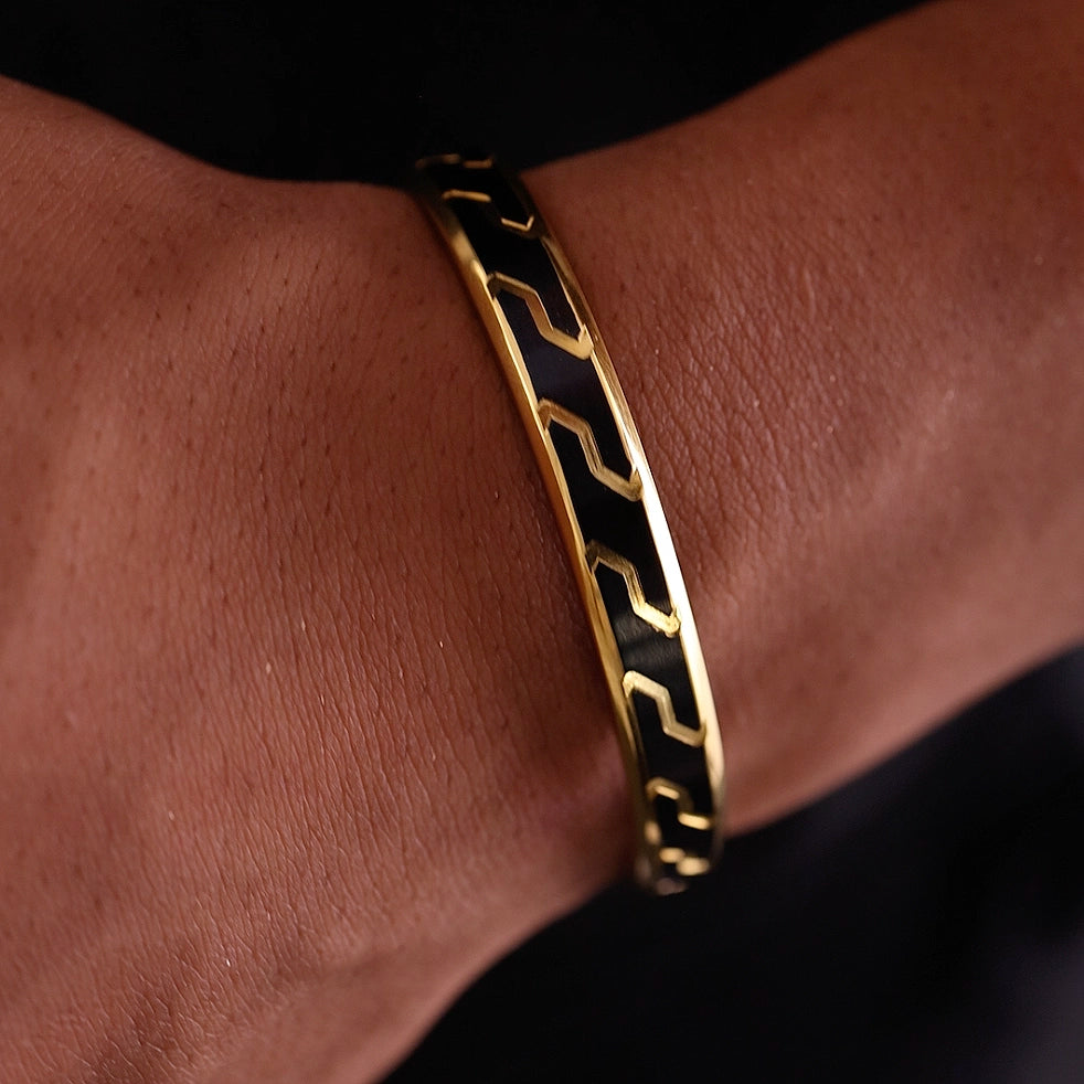 Men wearing Julivno cuff bracelet 8.5mm with Black Rhodium Plated finish and 18K Gold accents