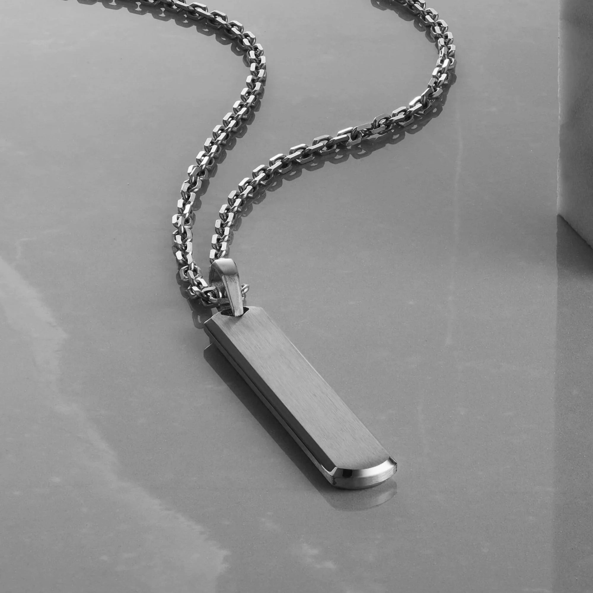 BAR PENDANT -  WHITE GOLD (44𝘮𝘮)