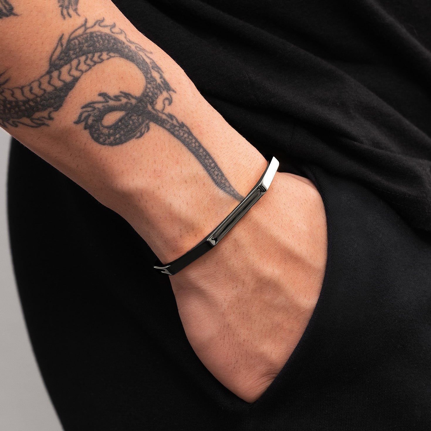 HEXAGON CUFF - BLACK