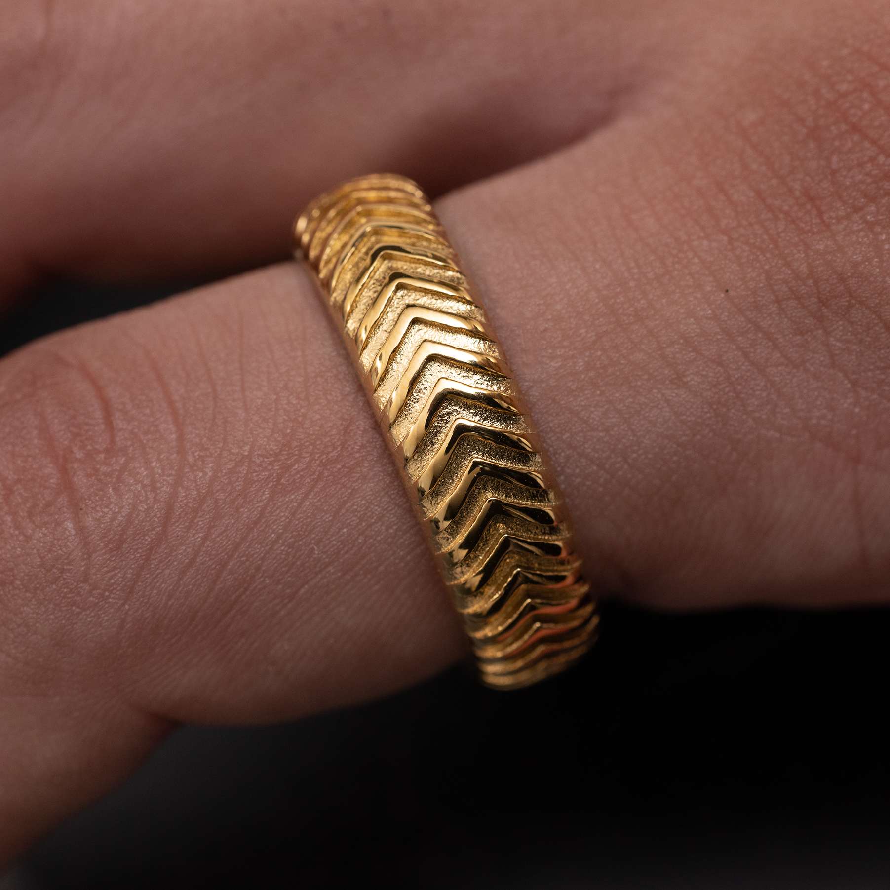 CHEVRON RING - GOLD (7𝘮𝘮)