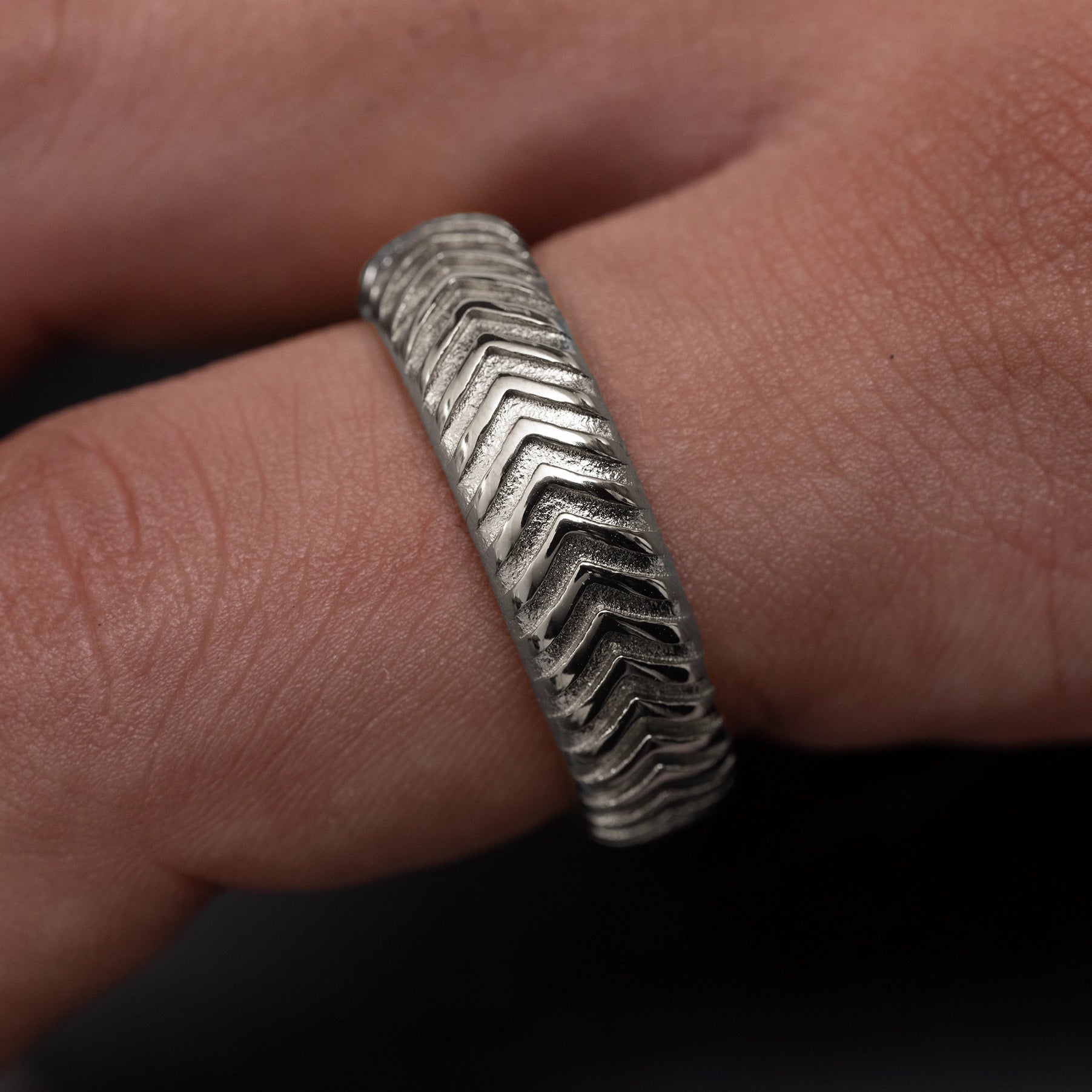 CHEVRON RING - WHITE GOLD (7𝘮𝘮)