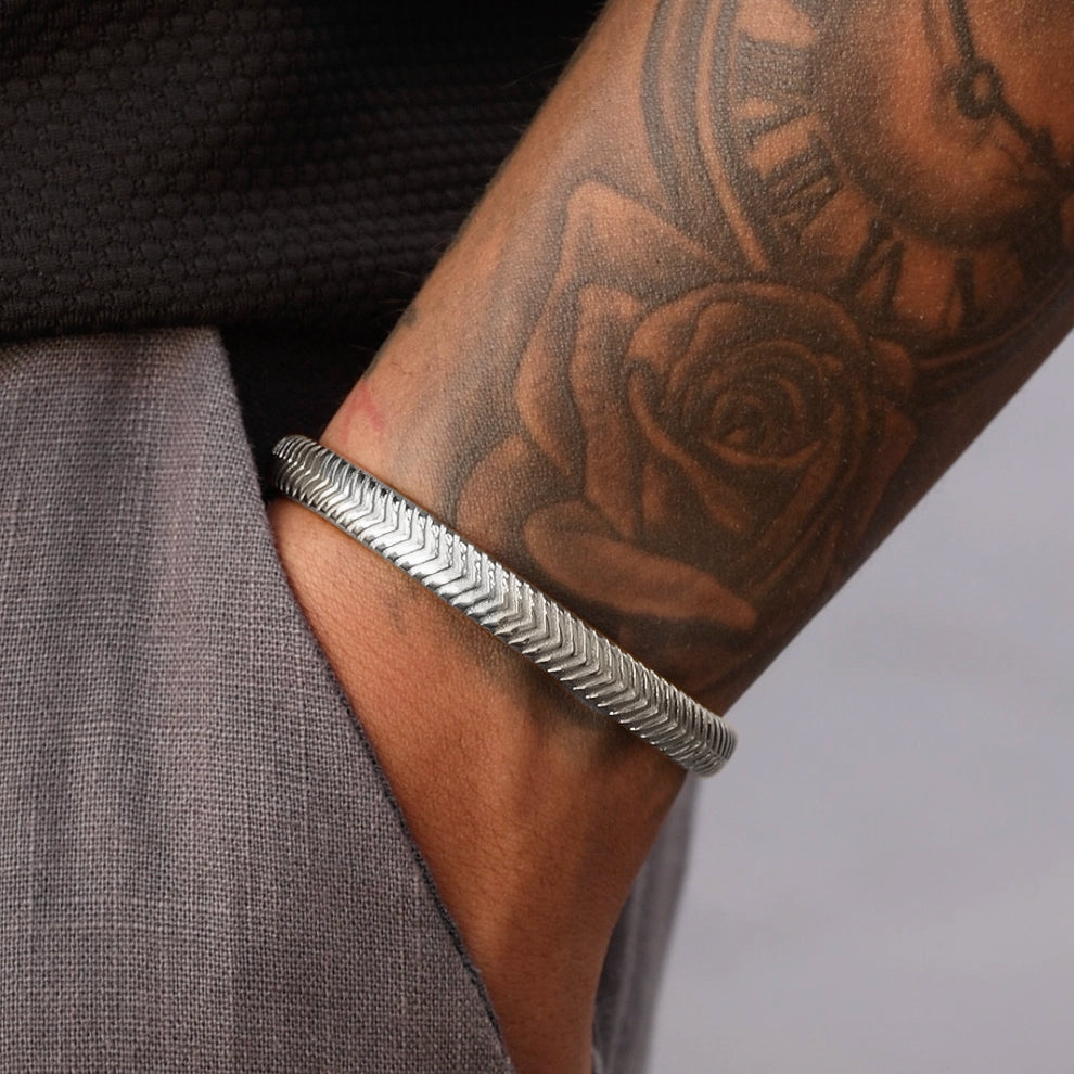 CHEVRON CUFF - WHITE GOLD